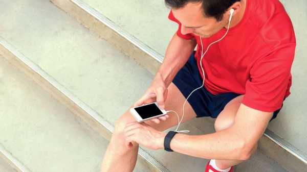 Cold, hard cash and a fitness device could help motivate people to exercise: Study