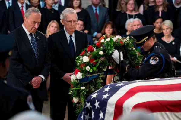 Leaders from both parties mourn McCain at Capitol 