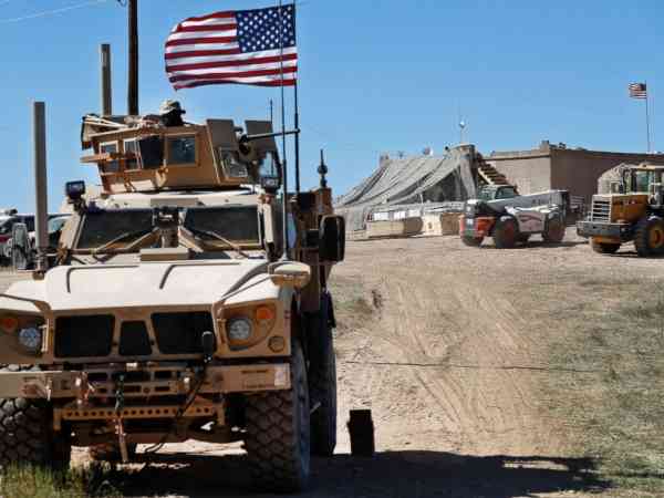 What are US troops doing in the Syrian city of Manbij?