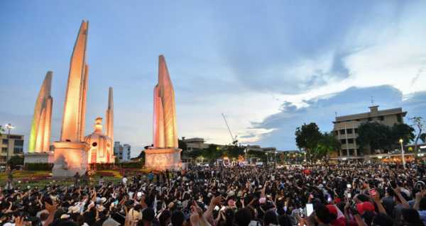 Anti-Government Rally in Thailand Draws Over 10,000 Protesters - Photos
