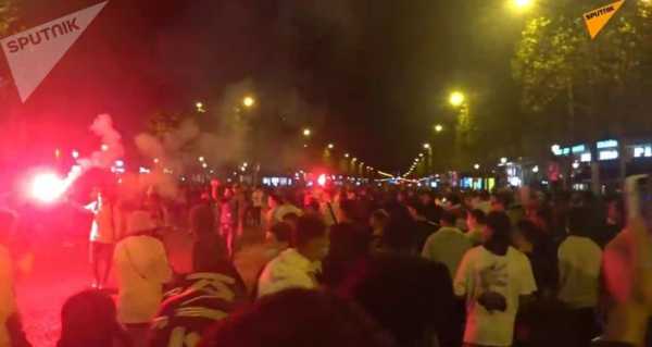French Police Use Tear Gas Against Football Fans in Paris After Bayern Defeats PSG - Video