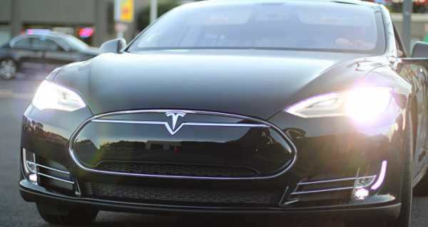 Cops Say US Tesla Driver Crashed into Police Car While Using Autopilot, Watching Movie