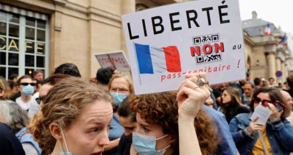 Video: Protesters Gather Near Senate Building in Paris to Rally Against COVID-19 Passes
